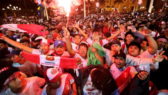 Hinchas celebraron hasta altas horas de la madrugada el triunfo de Perú. (EFE)