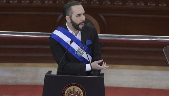 El presidente salvadoreño Nayib Bukele pronuncia su discurso anual a la nación marcando su tercer año en el cargo en la Asamblea Legislativa de San Salvador el 1 de junio de 2022. (Foto de MARVIN RECINOS / AFP)