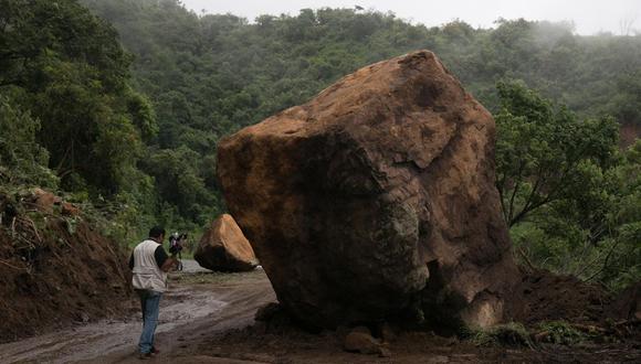 Fotografía de una roca que obstruye un camino tras el sismo de magnitud 7,7, hoy, en Huitzontla (México). (Foto de EFE/ Iván Villanueva)