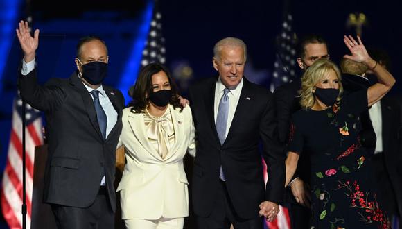 El presidente electo de Estados Unidos, Joe Biden, y la vicepresidenta electa, Kamala Harris, se unen a los cónyuges Jill Biden y Doug Emhoff después de pronunciar su discurso en Wilmington, Delaware. (Foto de Jim WATSON / AFP).