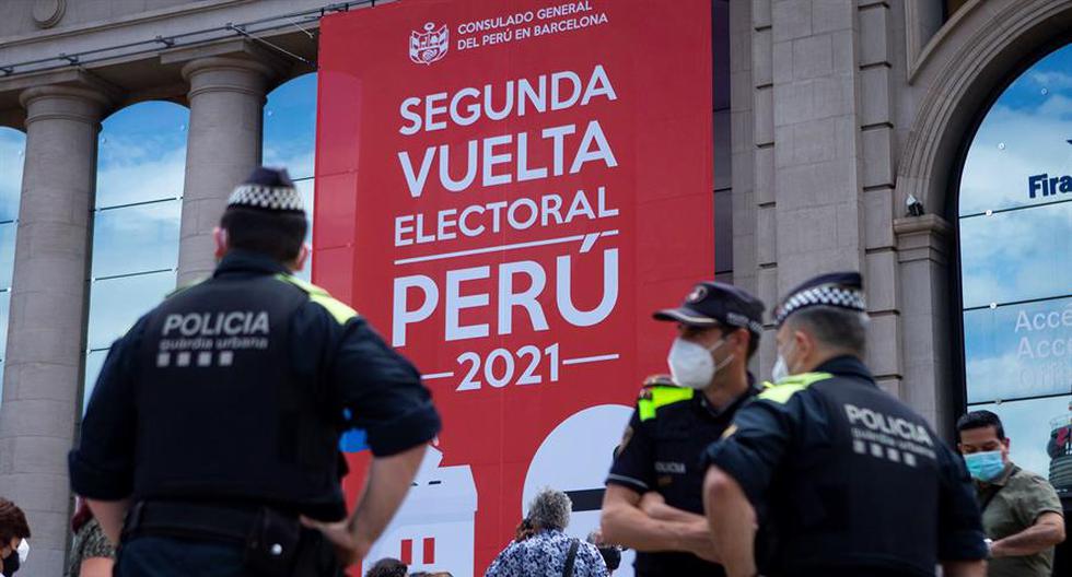 La comunidad peruana residente en Cataluña vota en recinto ferial de Montjuic en Barcelona, el 6 de junio de 2021. (EFE/ Enric Fontcuberta).
