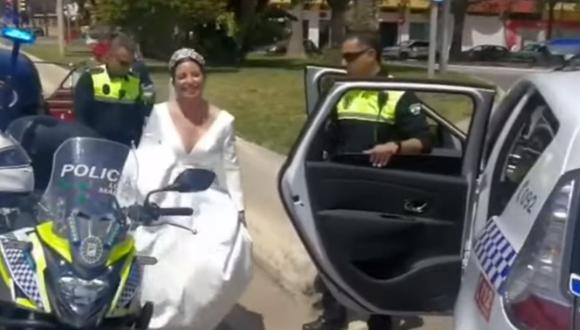 Policías llevan a la iglesia a una novia cuyo auto nupcial se había averiado en plena carretera. (Foto: El Caso Málaga / Captura)