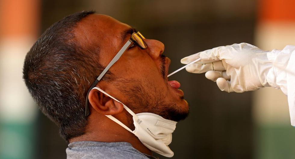 En la foto, un trabajador de salud indio toma un hisopo y una muestra nasal de un hombre para la prueba de COVID-19 en Bangalore, India, el 8 de junio de 2021.(Foto: EFE / EPA / JAGADEESH NV)