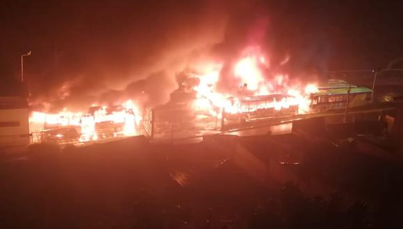 Ciudadanos reportaron incendio en el patio de servicio de la empresa PumaKatati en La Paz. (Twitter)