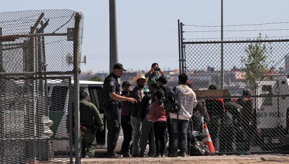 Migrantes centroamericanos se rinden a los oficiales de la Patrulla Fronteriza de los Estados Unidos después de cruzar a El Paso, Texas. (Foto referencial: AFP)