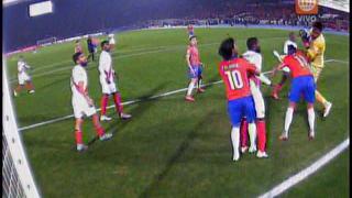 Selección peruana: Luis Advíncula bloqueó intento de gol de Chile a los 33' [Video]