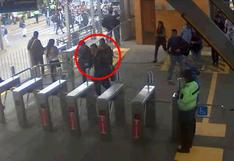 Metropolitano: buscan a usuario que extravió s/1,900 en el terminal Naranjal | VIDEO