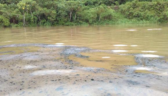 Patróleo fluye desde el río Chiriaco hacia el Marañon. (Foto: Facebook/ Ana Lucia Araujo Raurau)