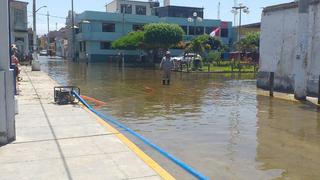 La Libertad: con motobombas evacúan agua de canal de regadío que inundó calles de Pacasmayo 
