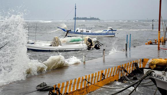 El huracán Grace, categoría 3, que por su fuerza mantiene en alerta a autoridades y población del estado mexicano de Veracruz, se aproxima a la zona, donde se espera que impacte pasada la medianoche, y a su paso ha provocado intensas lluvias y vientos en la costa central y norte. (EFE/Miguel Victoria)
