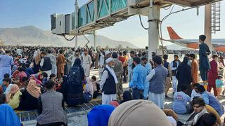 Miles desatan el caos en el aeropuerto de Kabul ante la llegada de los talibanes