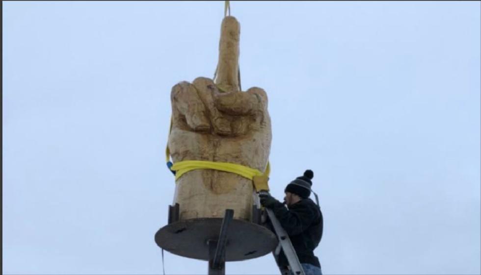 Pelkey mandó a construir la escultura del dedo medio, que —gracias a que revisó minuciosamente las leyes— no puede ser desmontada por las autoridades. (Facebook Ted Pelkey)