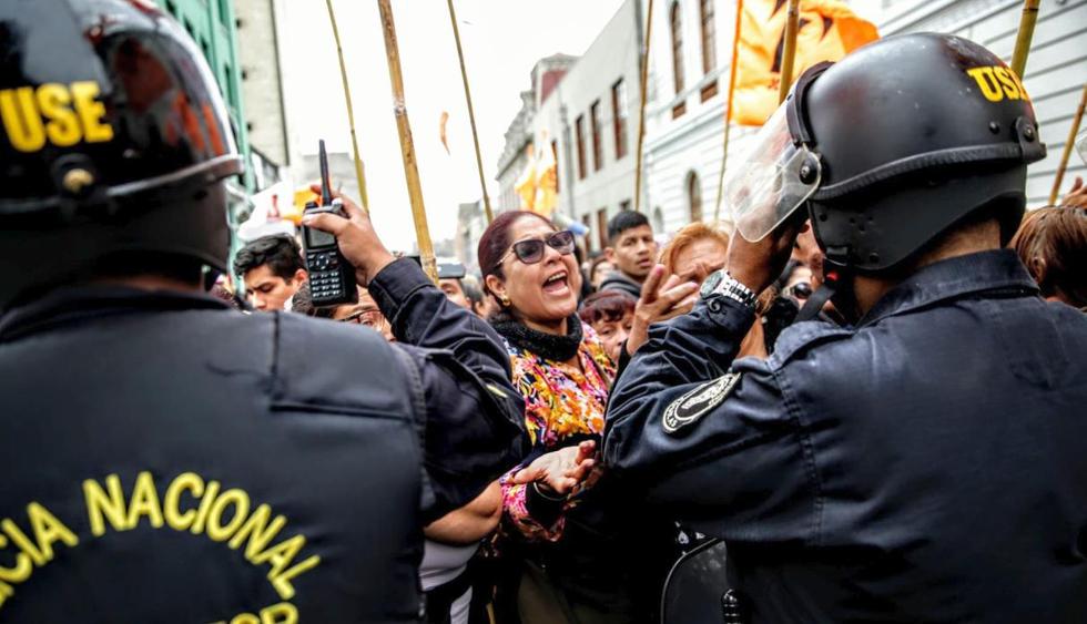 Un grupo de simpatizantes y opositores de Keiko Fujimori se enfrentaron en el exterior de la Sala Penal Nacional. (FOTO Andina)