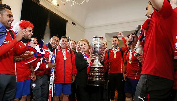 Michelle Bachelet celebró con los futbolistas el titulo de la Copa América. (EFE)