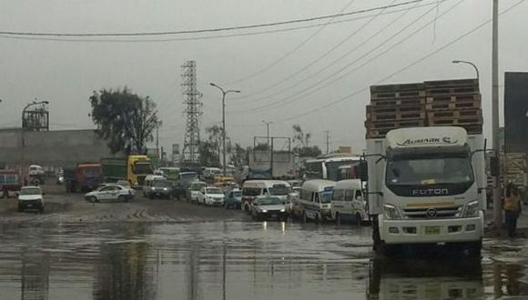 Aniego provocó congestión vehicular y malestar entre los peatones. (‏@Peru_Today en Twitter)