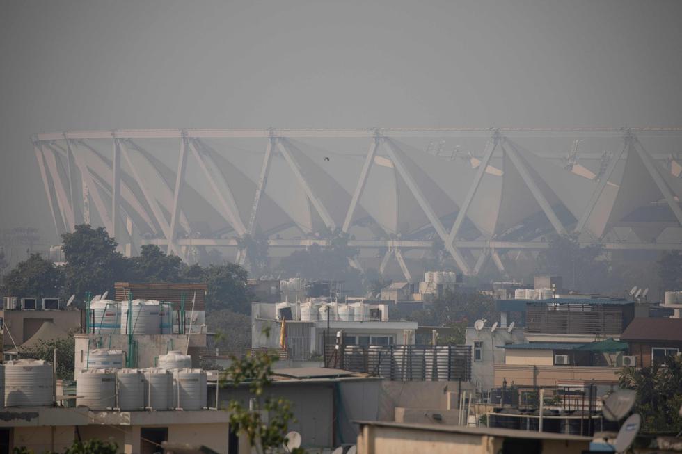 Imagen muestra el estadio Jawaharlal Nehru bajo fuertes condiciones de smog en Nueva Delhi, India, el 23 de octubre de 2020. (AFP / XAVIER GALIANA).