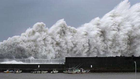 El poderoso tifón Jebi se acerca a la costa del Pacífico de Japón y pronostica que traerá fuertes lluvias y fuertes vientos a gran parte del país. (Foto: AP)