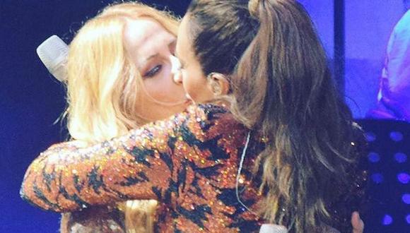 Marta Sánchez y Mónica Naranjo se besaron en pleno escenario. (YouTube/Hoy)