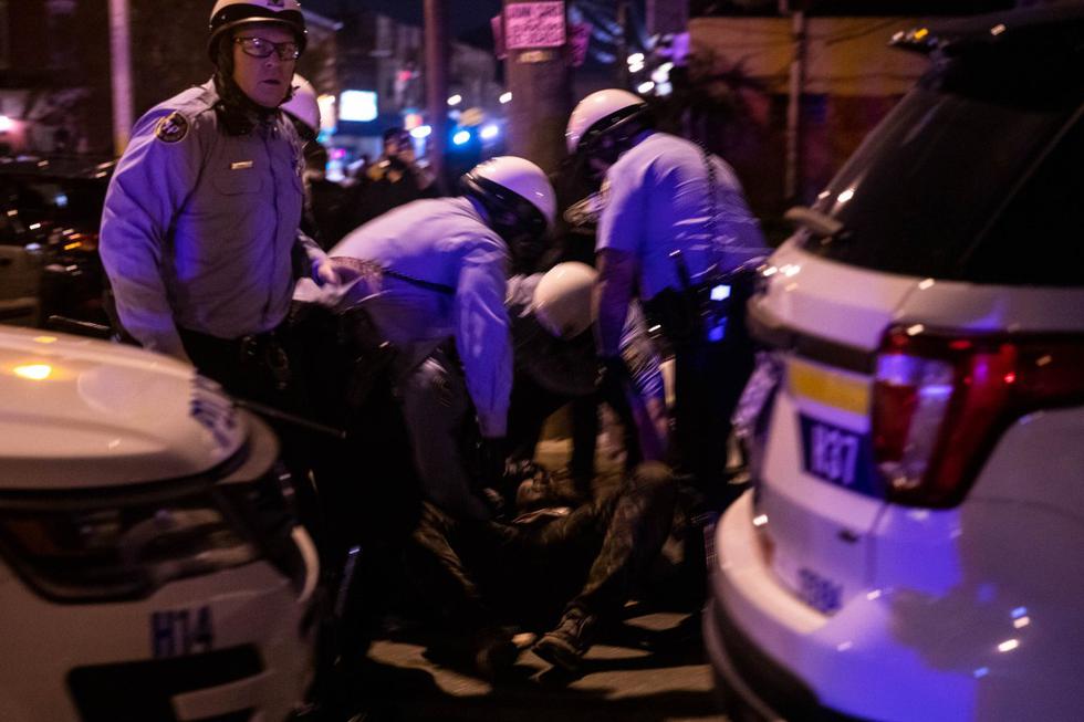 La policía arresta a un manifestante durante una protesta en el oeste de Filadelfia (Estados Unidos). (GABRIELLA AUDI / AFP).