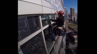 Mujer renuncia a su trabajo y se pone a limpiar ventanas de rascacielos