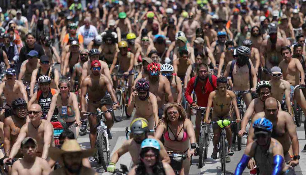 Cientos de ciclistas participan en la 14 Rodada Nudista de la capital mexicana, organizada por el colectivo global World Naked Bike Ride (WNBR) este sábado, en Ciudad de México (México). (Foto: EFE)