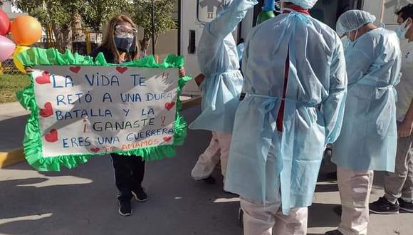 Una joven de 29 años salió de alta en Arequipa hoy después de haber estado internada por 41 días en el área crítica del Hospital Regional Honorio Delgado. Su familia la esperó con emotivos carteles. (Foto: Diresa Arequipa)