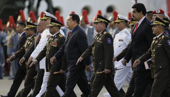 Chávez negó estar regalando medallas a los militares. (AP)