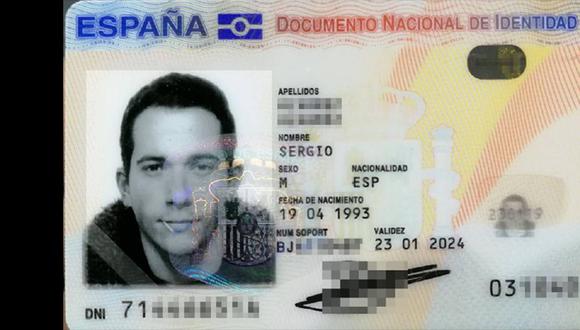 Carné de identidad de Sergio Álvarez, con un mondadientes en la boca. (Facebook)