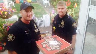 EEUU: Policías de Portland entregaron pizza para ayudar a repartidor