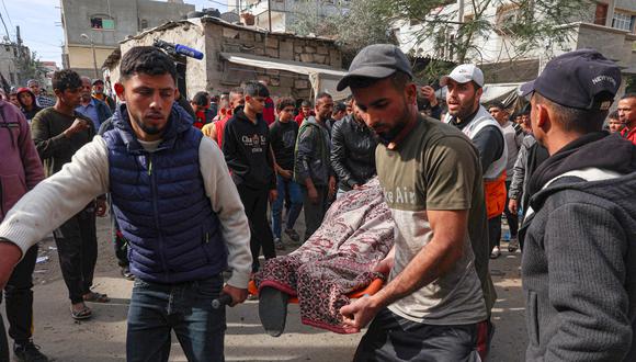 Esta mañana, el Hospital de los Mártires de Al Aqsa, el único aún operativo en el distrito de Deir Balah, en el centro de la Franja, recibió 73 muertos y casi 100 heridos en las horas recientes. (Foto: AFP)
