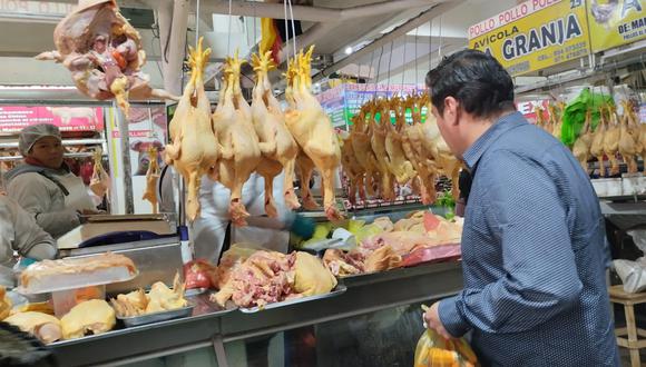 De acuerdo con los datos del INEI, en el sexto mes, el rubro de Alimentos y Bebidas no Alcohólicas presentó una disminución promedio de 1.20%, siendo el pollo eviscerado uno de los productos cuyo precio registró un mayor retroceso 12.7%.