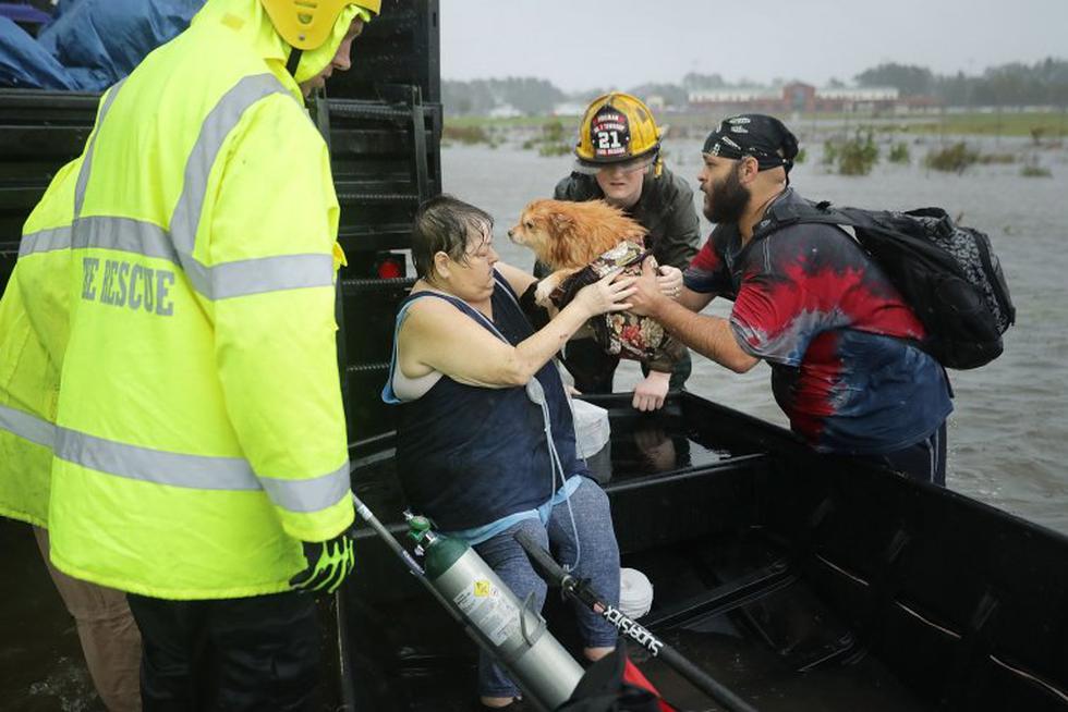 Las autoridades, apoyadas por efectivos de la Guardia Nacional, han respondido a decenas de llamadas de emergencia para rescatar a un centenar de personas. (Foto: AFP)