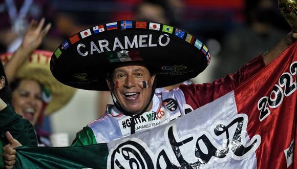 El 'súper fanático' de México, Héctor Ramírez, conocido popularmente como "Caramelo", anima al equipo durante su partido de clasificación a la Copa Mundial Qatar 2022. (Foto:  ROGELIO FIGUEROA / AFP)