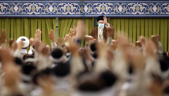El ayatolá Ali Khamenei, se muestra dirigiéndose a una multitud de voluntarios Basij leales a la república islámica, en la capital, Teherán, el 26 de noviembre de 2022. (Foto de KHAMENEI.IR / AFP)