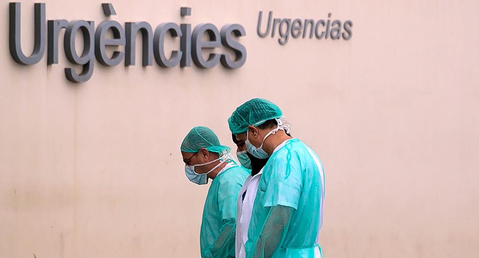 Los trabajadores de salud van a trabajar después de un descanso en el hospital La Fe en Valencia, España, uno de los países más afectados por el coronavirus. (AFP/JOSE JORDAN).