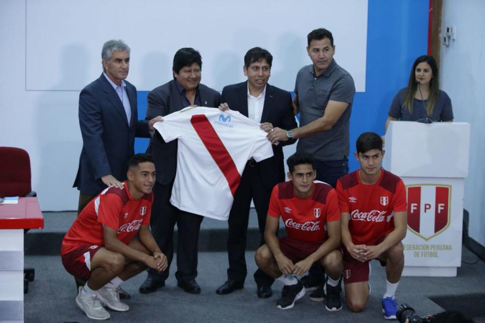 Edwin Oviedo, Juan Carlos Oblitas y Daniel Ahmed le dieron la bienvenida a Movistar como nuevo patrocinador de la selección peruana. (@FPF)