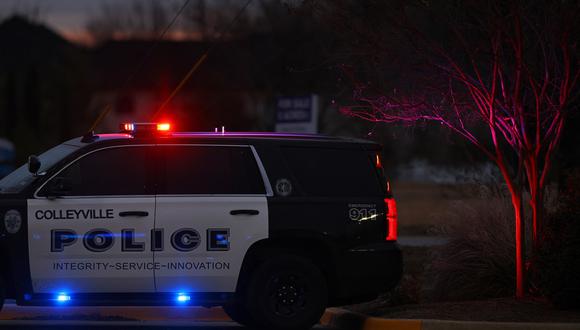 Un automóvil de la policía conduciendo cerca de la Sinagoga de la Congregación Beth Israel en Colleyville, Texas, a unas 25 millas (40 kilómetros) al oeste de Dallas. (Foto: Andy JACOBSOHN / AFP)