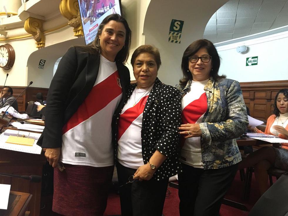 Karla Schaefer y Luz Salgado se pusieron la camiseta de la bicolor. (Twiter/@congresoperu)