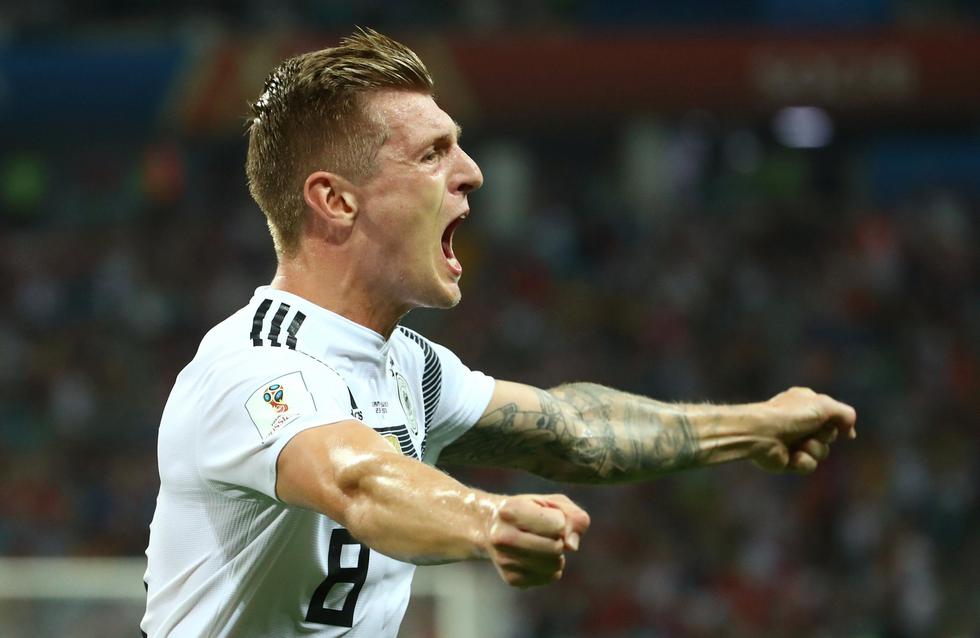 Toni Kroos celebra golazo con sus compañeros de la selección de Alemania. (Reuters)