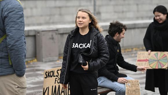 La activista climática sueca Greta Thunberg asiste a una manifestación climática convocada por la organización liderada por jóvenes Auroras antes de presentar su demanda contra el estado por su falta de trabajo climático, en Estocolmo el 25 de noviembre de 2022. (Foto de Christine OLSSON / Agencia de noticias TT / AFP)