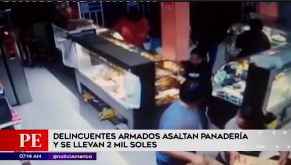 Tres delincuentes ingresaron el último viernes a una panadería ubicada en la calle Copacabama en el distrito de Ventanilla. (América TV.)