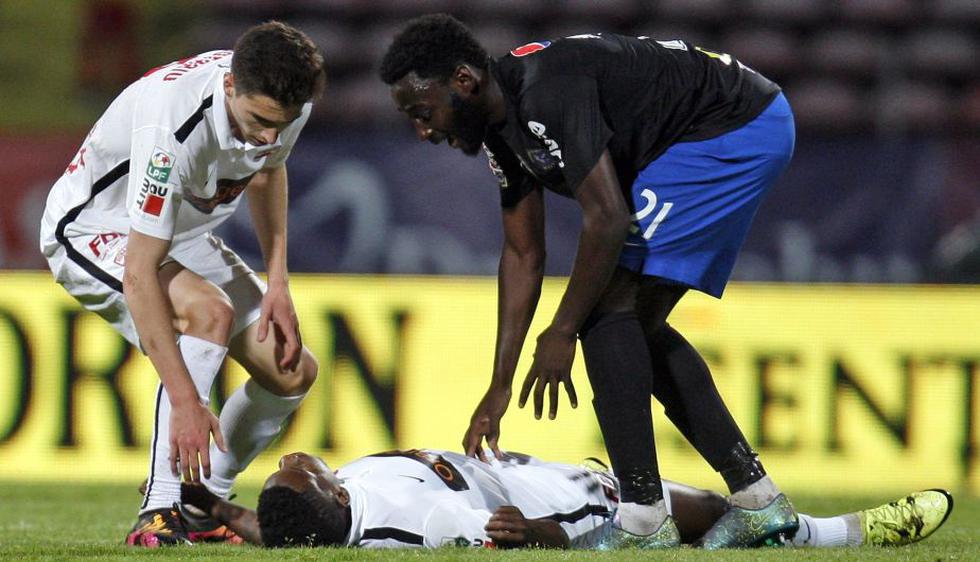 Denuncian negligencia en atención a jugador del Dínamo de Bucarest Patrick Ekeng tras desplomarse en la cancha. (EFE)