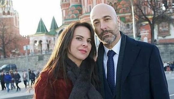 Teresa Mendoza y Oleg Yasikov se ven obligados a huir de las fiestas especiales de Rusia para sobrevivir. (Foto: Telemundo)