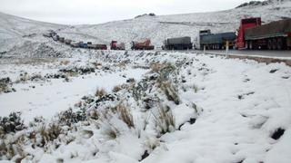 Capas de nieve de hasta 20 centímetros cubren las vías de la sierra sur