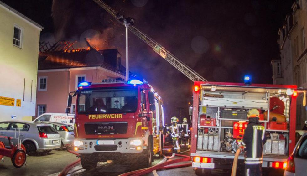 Alemania: Manifestantes xenófobos celebran incendio de un hogar de refugiados. (AFP)