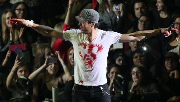 Enrique Iglesias se cortó los dedos de la manos con un dron durante concierto en México. (EFE)
