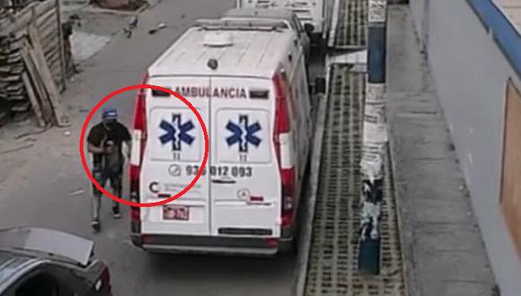 Cámaras de seguridad grabaron el momento del robo de autopartes de ambulancia. (Captura: América Noticias)
