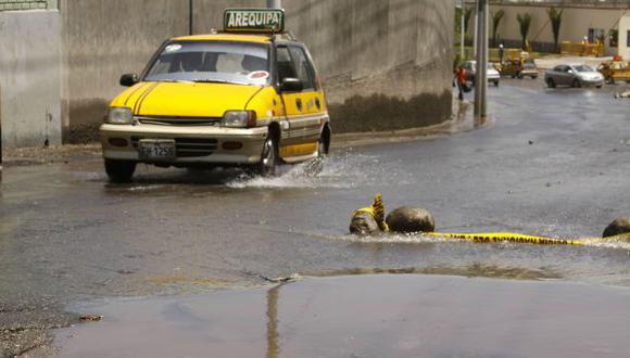 Las precipitaciones formaron riachuelos en las calles de la Ciudad Blanca. (Perú21)