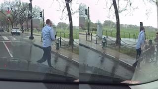 Sujeto conmueve por bajar de su auto para obsequiar paraguas a persona con discapacidad en medio de la lluvia