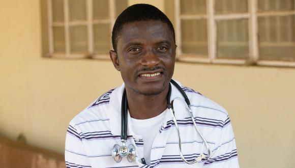 Ébola: Martin Salia, médico contagiado en Sierra Leona, fue trasladado a Estados Unidos. (AP)